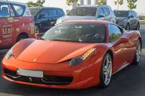 Siêu xe Ferrari 458 Italia tiền tỷ trên phố Sài Gòn