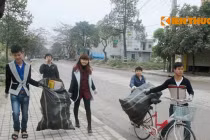 Bạn trẻ miệt mài với ve chai đường phố