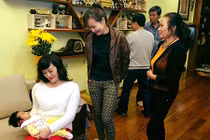 Vân Dung cưng nựng con gái một tháng tuổi của Tự Long