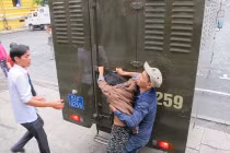 Người nhà kẻ chặt tay cướp SH làm loạn tại tòa