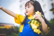 "Cô bé thiên thần" hóa thân thành minion siêu dễ thương