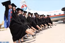 Ảnh kỷ yếu khoe chân dài của nữ sinh Hàng không