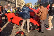 "Lấy le" với bạn gái, chàng trai làm siêu xe Ferrari tan nát