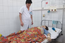 Chủ tiệm vàng ôm con nhảy khỏi biển lửa từ tầng 3