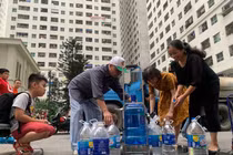 Dân Hà Nội tổn hại sức khỏe, thời gian, tiền bạc vì nước máy ô nhiễm, ai sẽ đền bù?