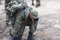 Thi đấu mệt mỏi, lính Nga nôn mửa ngay trên “đường đua“