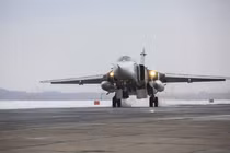Mục kích máy bay ném bom Su-24M rời Syria về Nga
