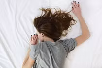 Chỉ vì điếu thuốc lá, thiếu nữ 16 tuổi nhận tủi nhục