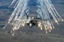 Siêu cơ F-22 có thể trị tên lửa HQ-9 của Trung Quốc