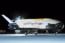 Tàu vũ trụ X-37B bí mật hạ cánh, Mỹ đang toan tính điều gì?