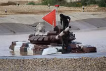 Xe tăng T-72B3 chạy đua bị “sặc nước”, chết dí giữa sông