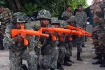 Khó đỡ Quân đội Ấn Độ huấn luyện với...súng nhựa