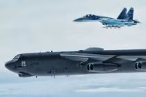 Su-27 Ukraine áp sát "đẹp như phim", phi hành đoàn B-52 Mỹ hoảng hồn