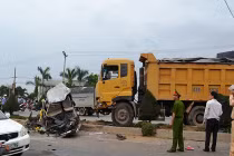 “Hung thần” nghiền nát xe khách, 12 người nhập viện