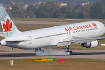Khách Trung Quốc tấn công tình dục tiếp viên trên máy bay Air Canada