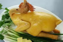 Mẹo luộc gà vàng ươm mà các nhà hàng vẫn hay giấu