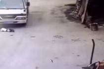 Rùng mình cảnh xe tải chèn qua đứa trẻ ngồi giữa đường