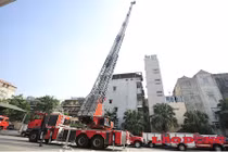 Ngước nhìn xe cứu hỏa khổng lồ, hiện đại nhất Hà Nội