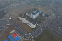 Con đường biến dạng vì "nhà móng tay" ở Trung Quốc