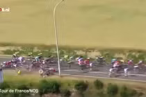 Video: Tai nạn kinh hoàng chấn động Tour de France