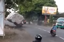Thót tim nhìn xe chở “núi” gạo đổ ập giữa đường