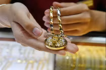 Giá vàng hôm nay 27/9: Vàng xuống đáy, chuyên gia khuyên cất giữ