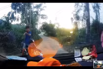 Video:Người đàn ông chặn đầu ô tô, dùng súng dọa bắn tài xế