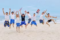 Bộ ảnh kỷ yếu vui nhộn với quần đùi hoa của SV FPT