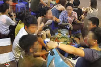 Những thói quen đốt tiền ngấm vào máu người Việt