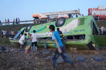 Nóng: Xe khách lật nhào xuống ruộng, 20 người thương vong