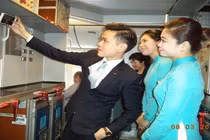 Đồng phục mới của Vietnam Airlines tiếp tục gây tranh cãi