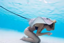 Người mẫu bikini mạo hiểm lấy cá đuối gai độc che thân