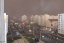 Bão cát khủng khiếp biến ngày thành đêm ở Belarus 