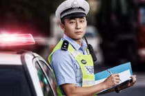 Nam nữ Cảnh sát giao thông đăng ảnh tìm người yêu