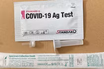 Người dân sử dụng kit test COVID-19 tràn lan là lãng phí
