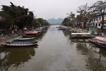 Chùa Hương đìu hiu dịp Tết Nguyên đán, thuyền bè “đắp chiếu” không khách