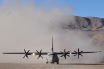 Xem “siêu lực sĩ” C-130J hạ cánh “sát” Trung Quốc