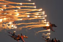 Ảnh QS cuối tuần: Su-27 "chế" pháo hoa tuyệt đẹp