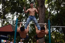 Ngắm trai đẹp Sài Gòn tập thể hình trên phố