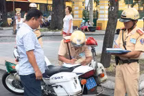 Sẽ phạt người đi xe máy không sang tên đổi chủ