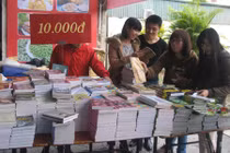 Nườm nượp đổ đi mua sách 10.000 đồng/quyển