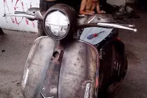 Cận cảnh siêu phẩm Vespa 946 tự chế gây sốc tại VN