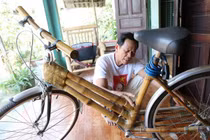Người chế tạo xe đạp bằng tre độc đáo ở Quảng Nam