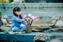 Mẫu nhí 7 tuổi duyên dáng trong ảnh đón mùa Vu Lan