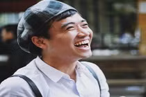 Nụ cười trẻ thơ của thầy giáo tiểu học đẹp trai mê hát