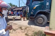 Thương tâm bố lùi xe tải vô tình cán con trai gần 2 tuổi tử vong