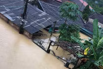 Lũ trên các sông dâng cao, vây khốn nhiều tỉnh thành