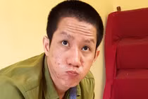 Bị tòa tuyên án tù giam, kẻ giết người đập đầu vào vành móng ngựa
