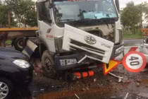 Thót tim container ủi bay dải phân cách lao vào hai ôtô