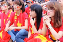 Gái xinh Sài Gòn đội nắng gần 40 độ cổ vũ U23 Việt Nam